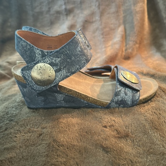TAOS  Carousel 2 Blue Floral Leather Wedge Sz 7/7.5 - Picture 3 of 13
